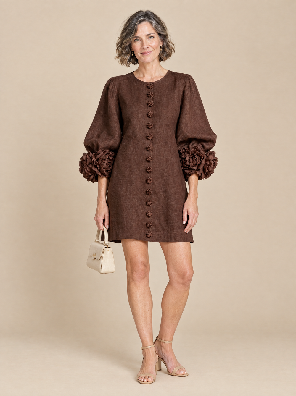 Vestido Corto con Botones de Flor Celia – Marrón
